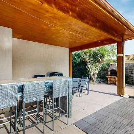4 Bedroom Pet Friendly In